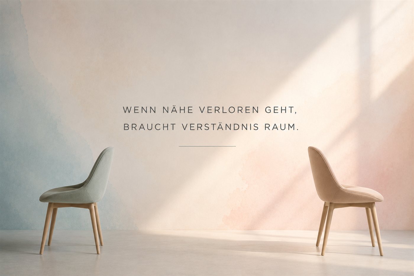 Zwei leere Stühle im Raum, Zitat: Wenn Nähe verloren geht, braucht Verständnis Raum